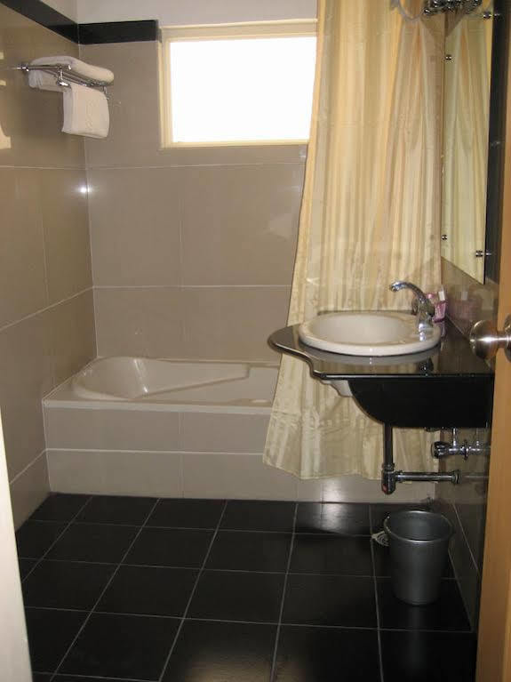 Hotel Raj Comforts -Golf View Бангалор Екстериор снимка