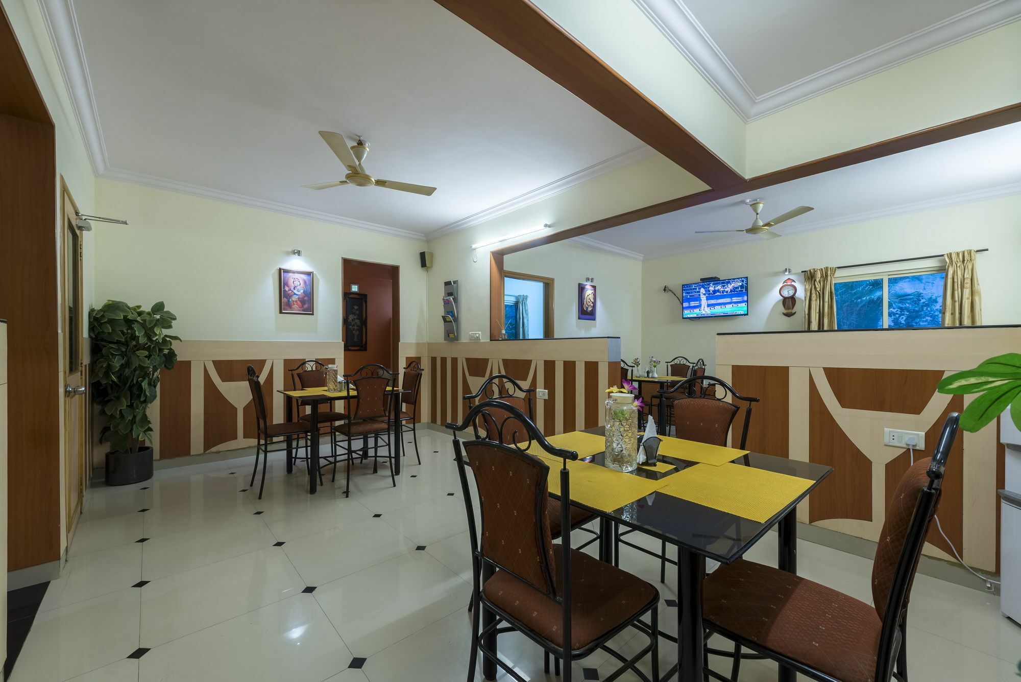 Hotel Raj Comforts -Golf View Бангалор Екстериор снимка