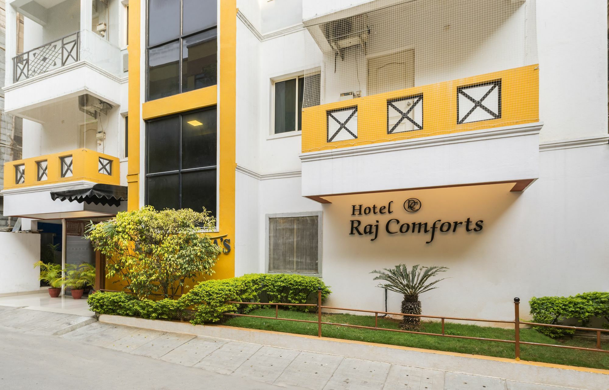 Hotel Raj Comforts -Golf View Бангалор Екстериор снимка