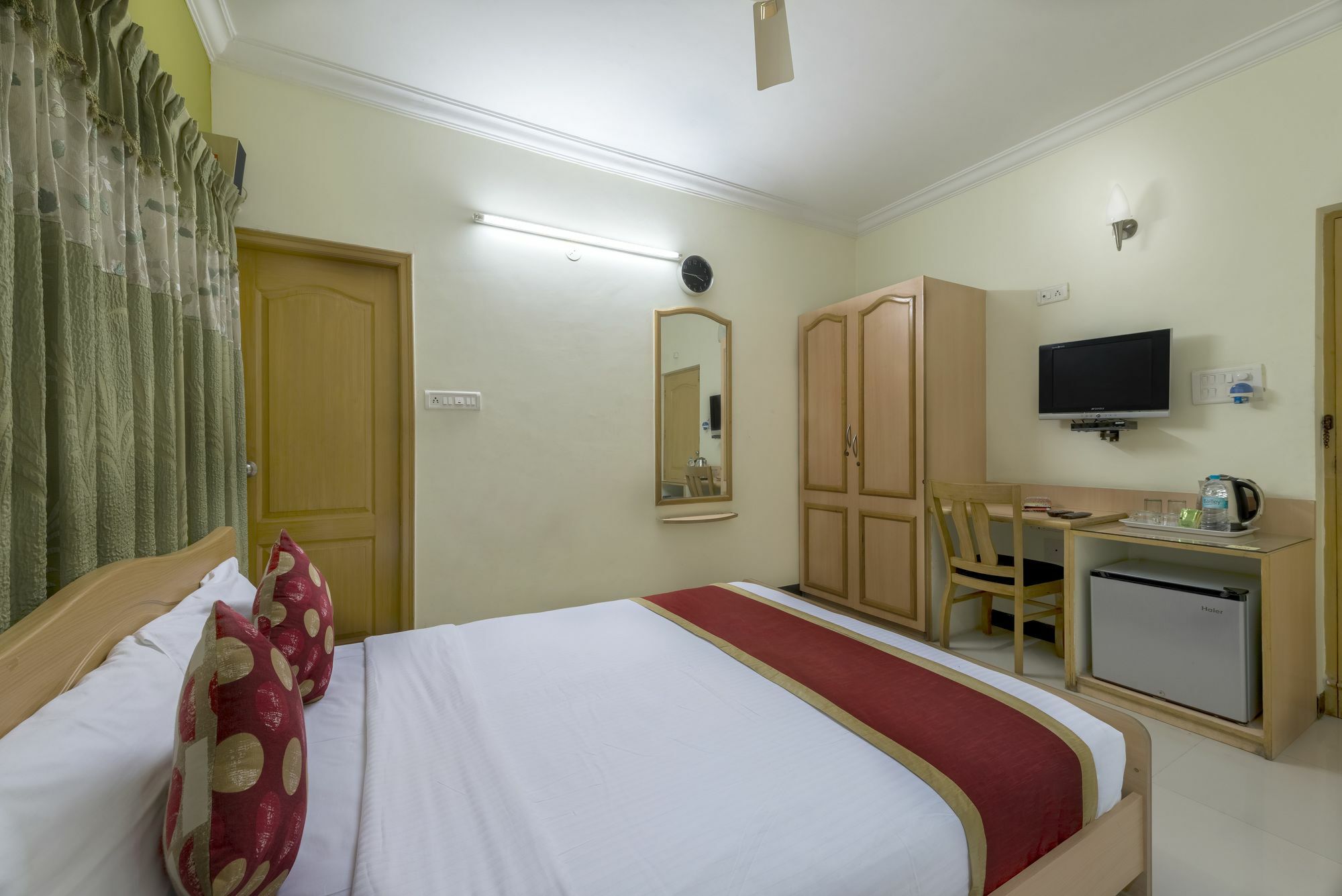 Hotel Raj Comforts -Golf View Бангалор Екстериор снимка