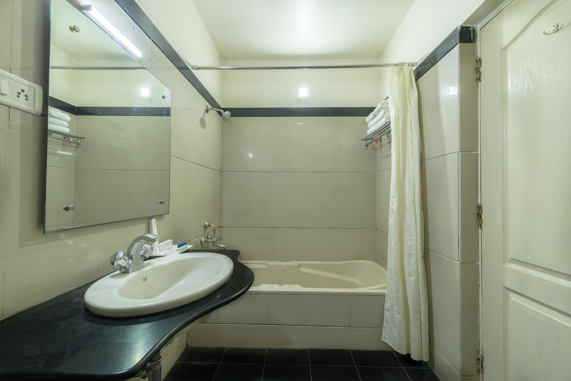 Hotel Raj Comforts -Golf View Бангалор Екстериор снимка